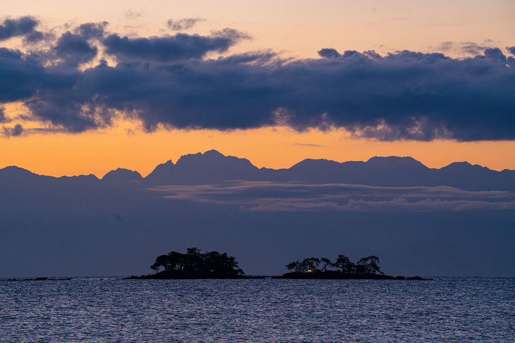 東雲の虻が島と海越しの立山連峰