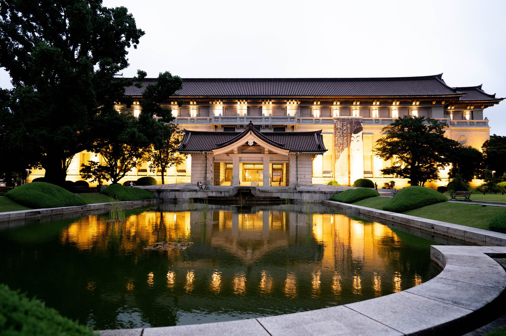 小雨降る夕闇の東京国立博物館