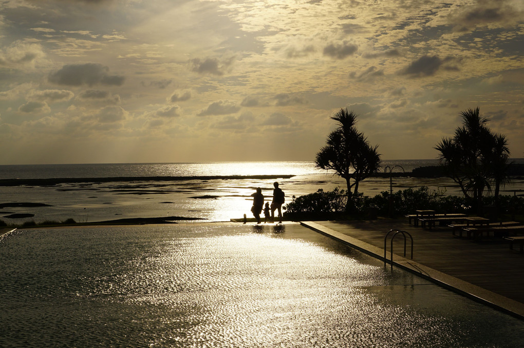 沖縄の海と夕日