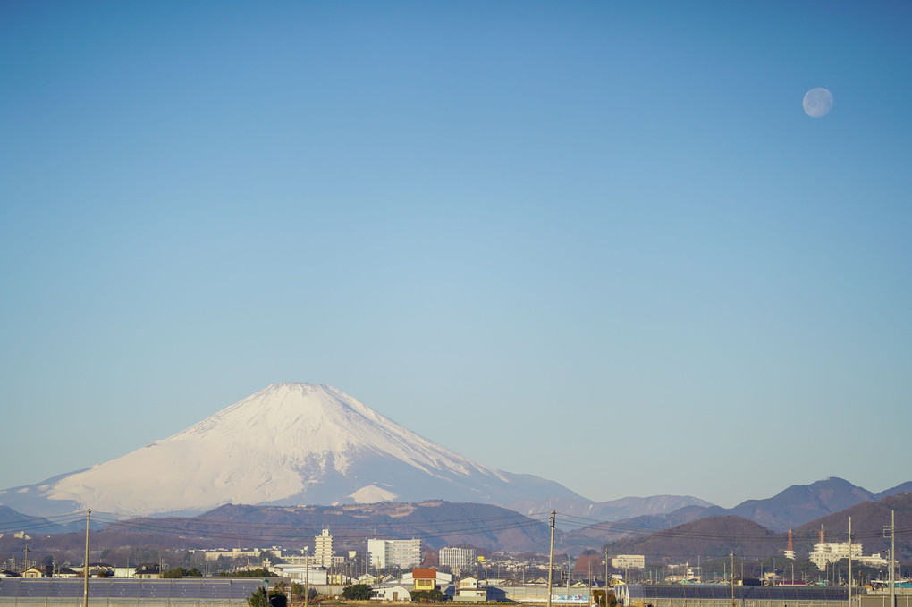 朝の富士と月
