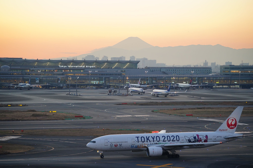 TOKYO2020塗装機と富士山