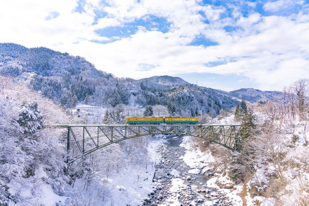 雪の千垣橋梁とかぼちゃ電車