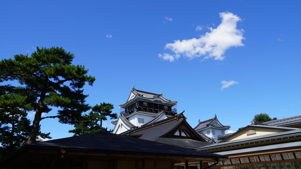 岡崎城と本州っぽい雲