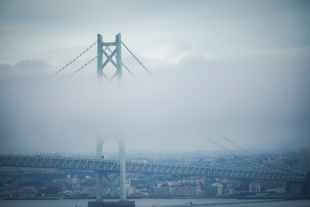 明石海峡大橋は雲の中