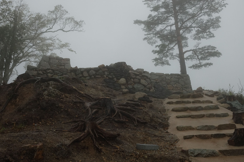 霧の津和野城を歩く