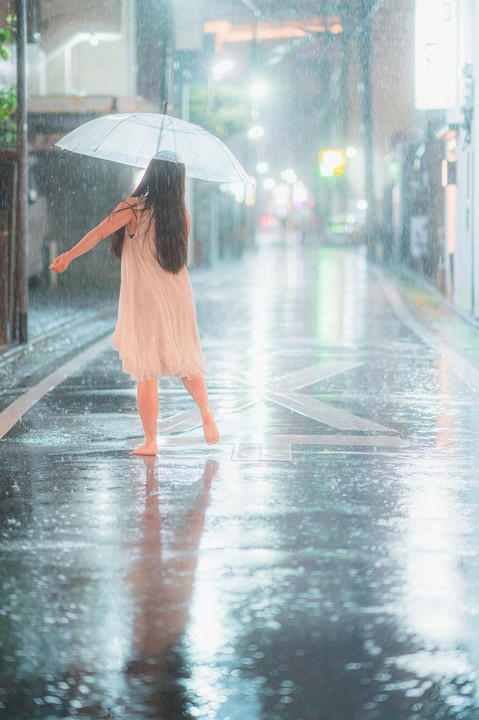 雨に躍る