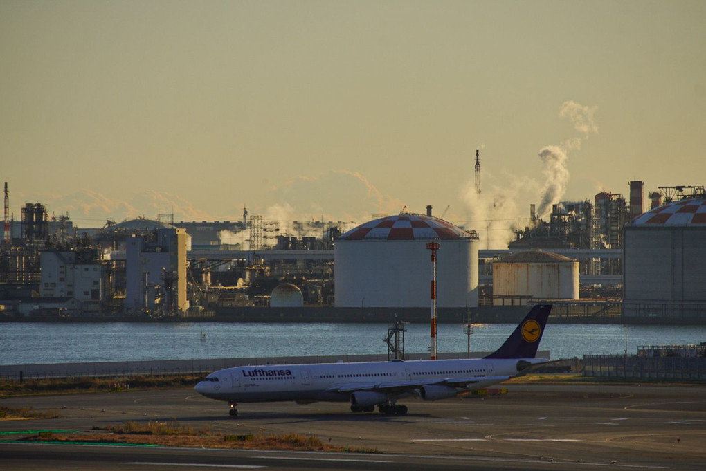 川崎の工業施設と飛行機