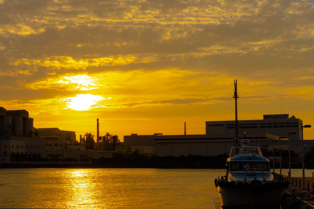 夕暮れ時の海辺の街2