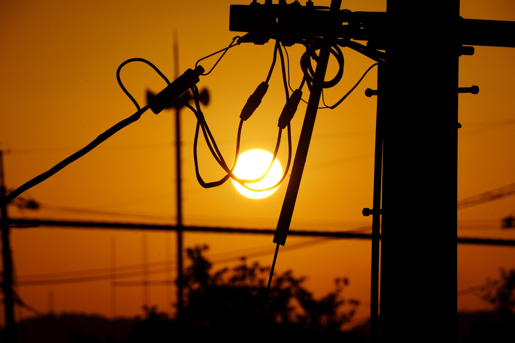 電柱と夕陽。