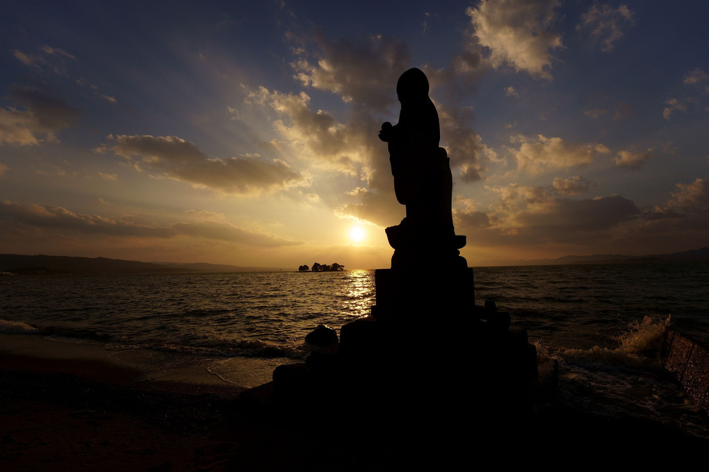 夕暮れの袖師地蔵