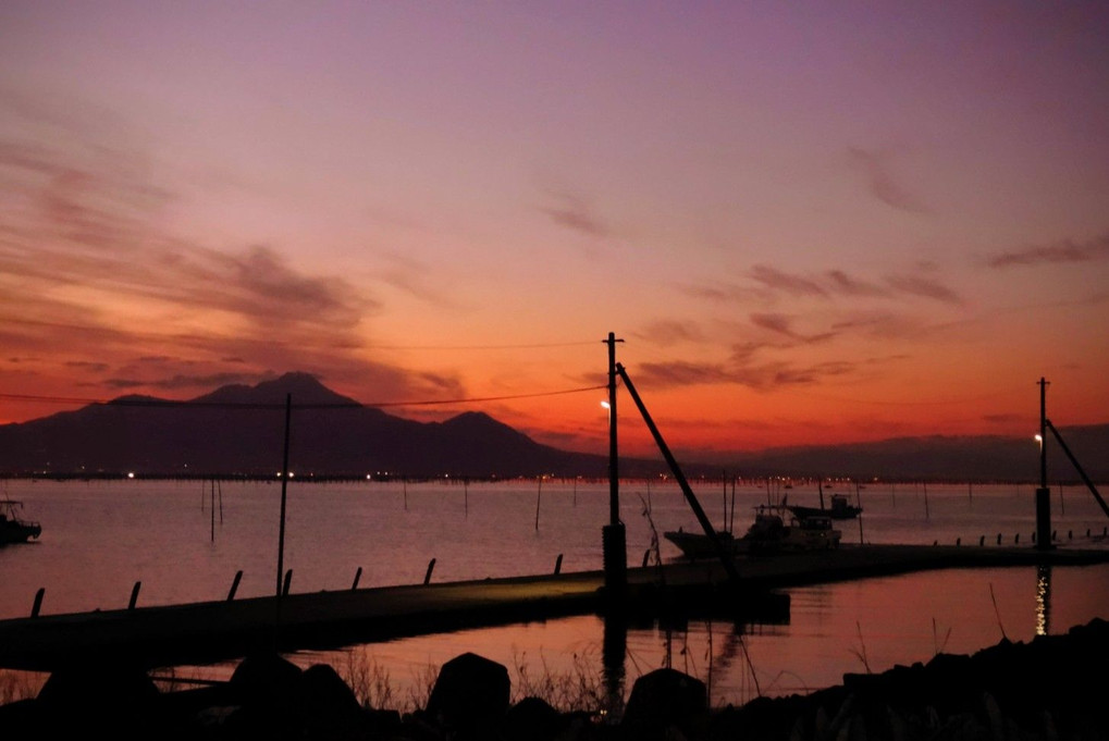 黄昏の雲仙岳と有明海