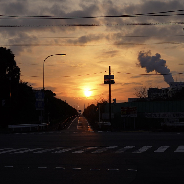 夕陽に続く道