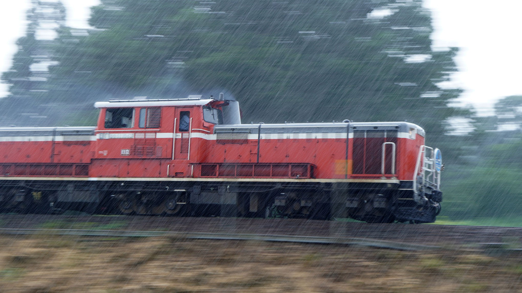 豪雨の中を