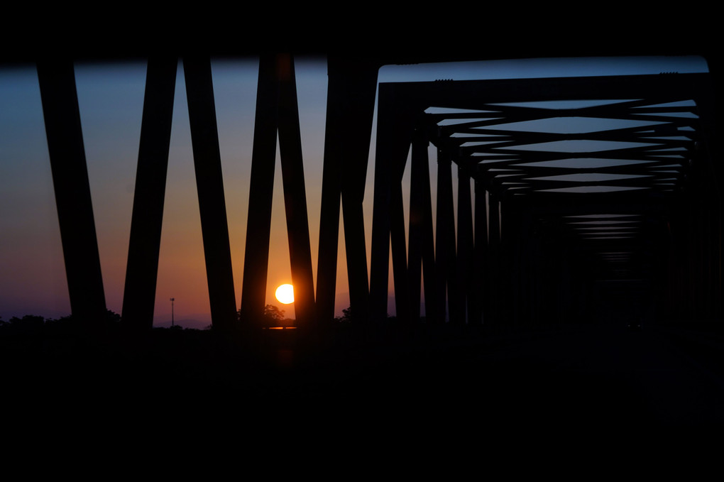 橋から日の出