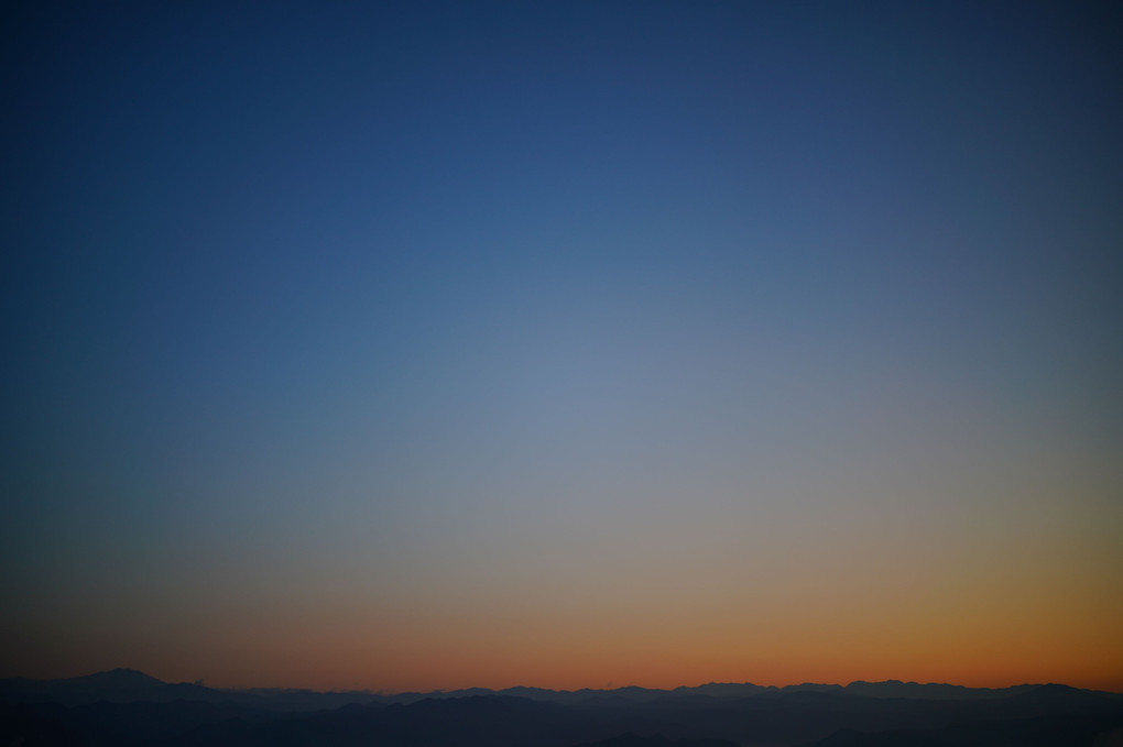 夜明け前の御嶽山と中央アルプス