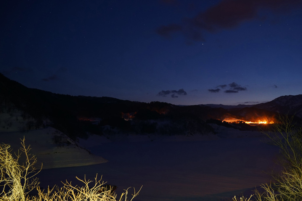 日没前の冬のダム湖
