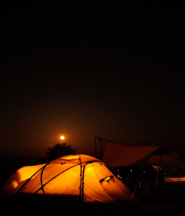 キャンプと赤い月