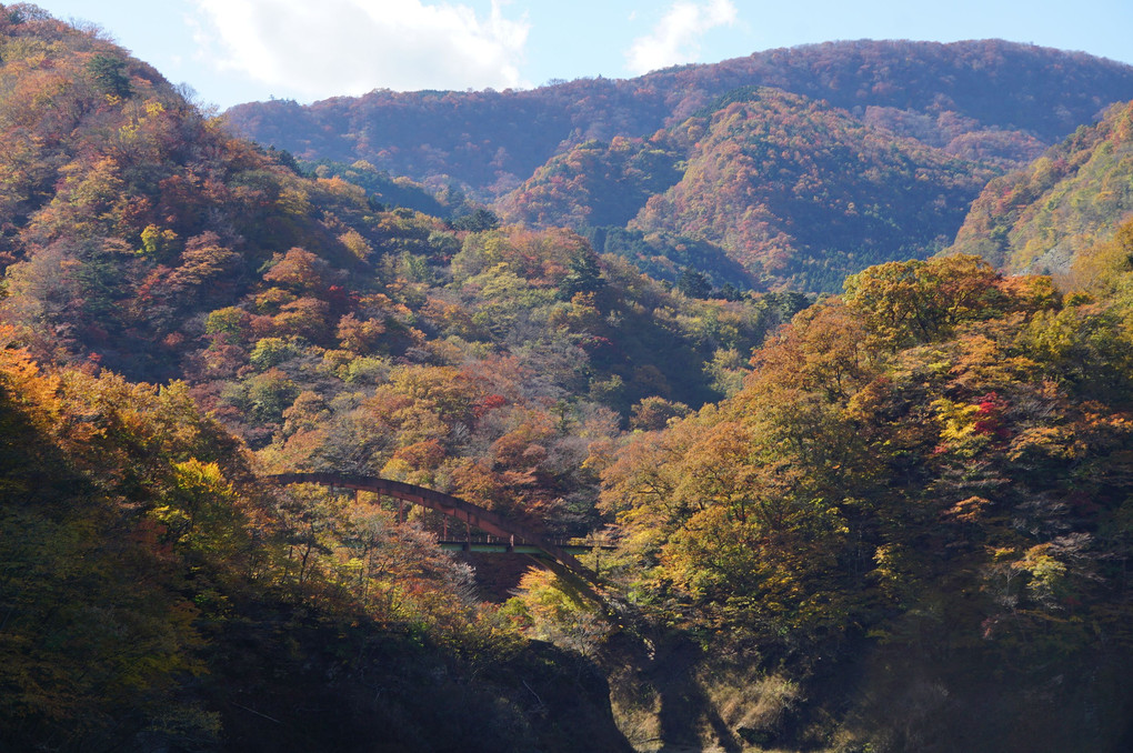 廃橋と秋の山々