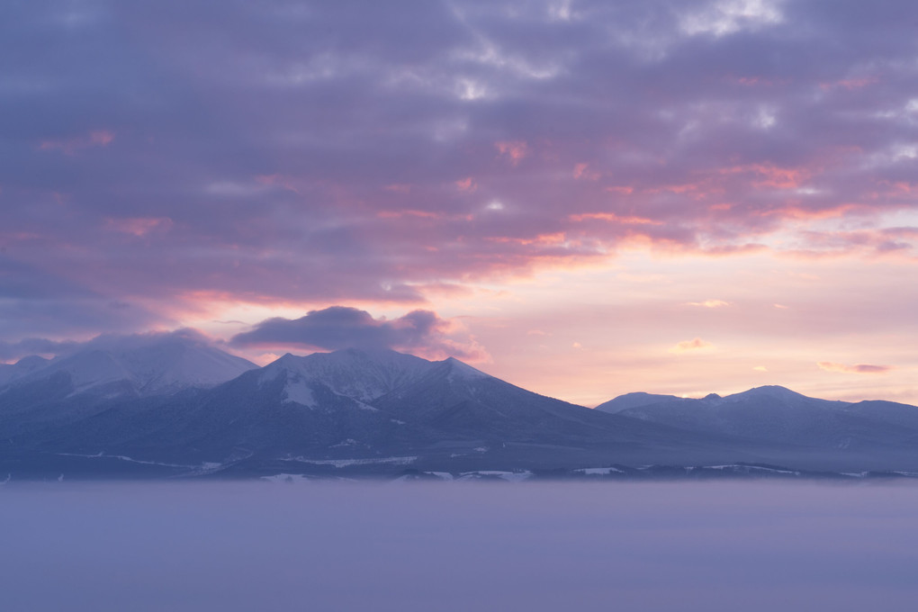 厳冬の日の出前　大雪山系（北海道）
