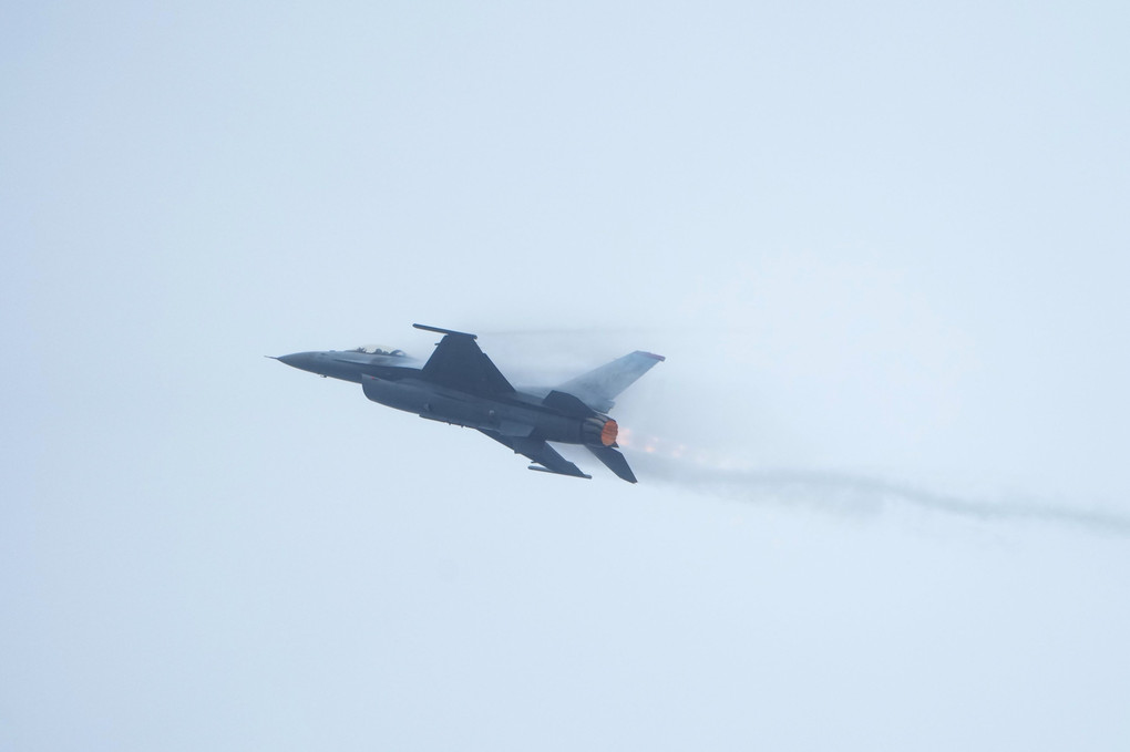 岩国航空祭2023　米軍F16戦闘機 曲技飛行