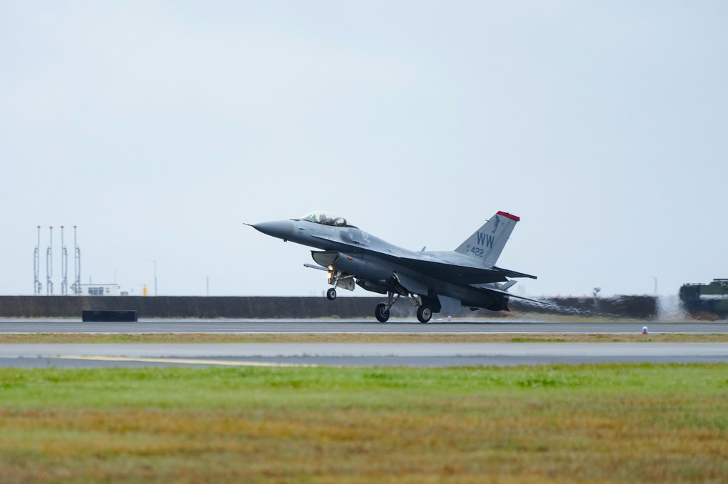 岩国航空祭2023　米軍F16戦闘機 曲技飛行