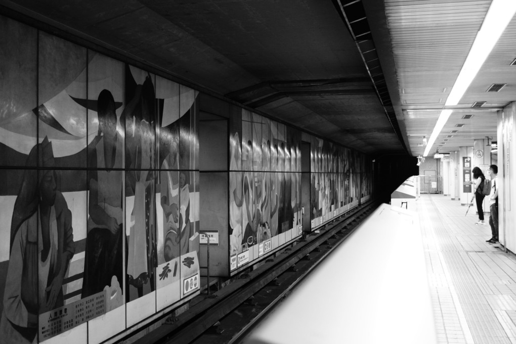 地下鉄の壁画・・・モノクロで