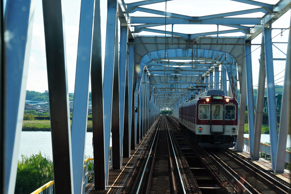 揖斐・長良川橋梁を渡る近鉄電車