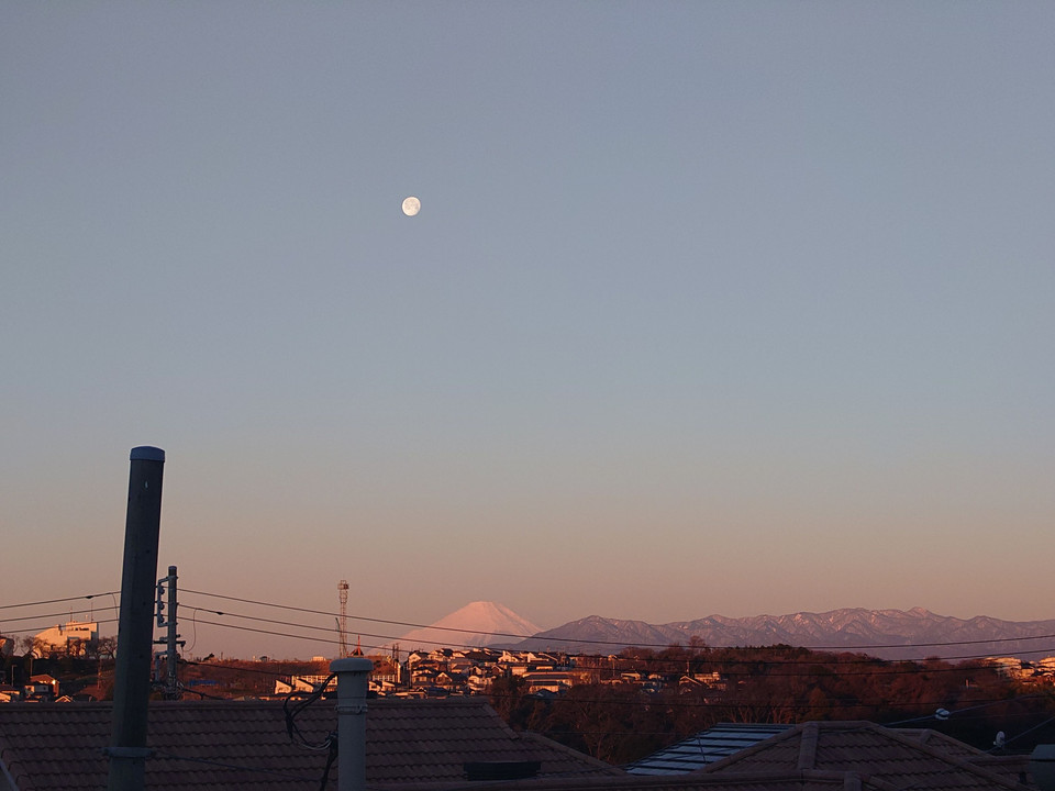 朝焼けの富士と月