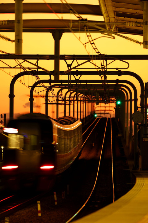 りんくう常滑駅の夕景と通過電車