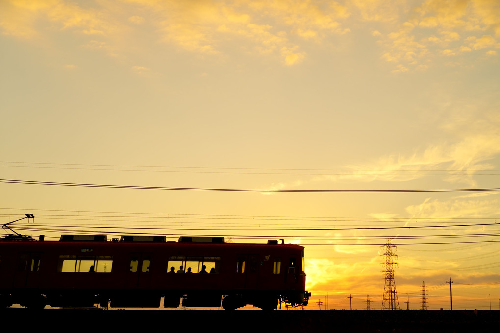 黄昏時の電車と人々　　#名古屋鉄道#