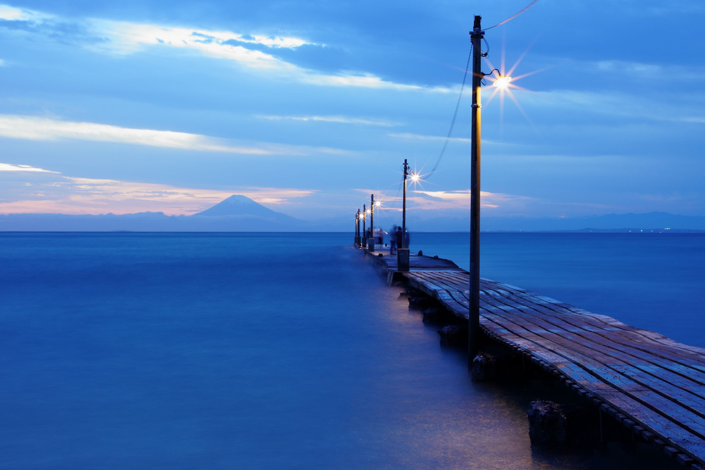 木製の桟橋と富士山
