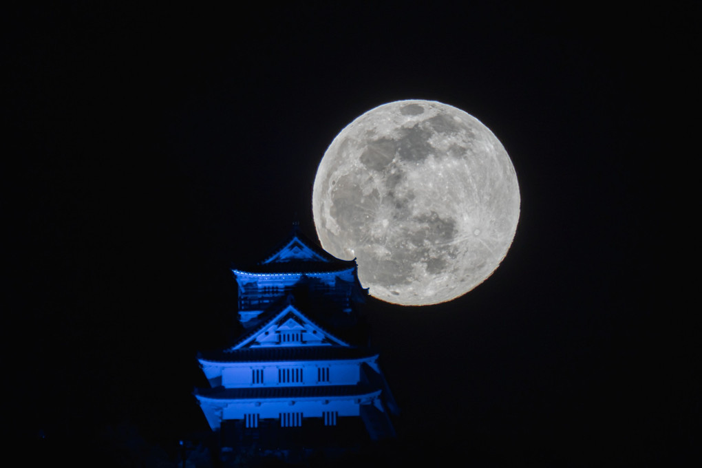 月と岐阜城