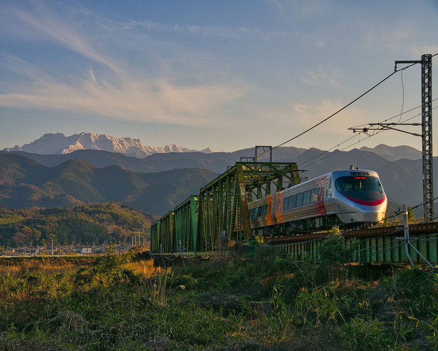 早春　雪化粧の石鎚山と予讃線の列車