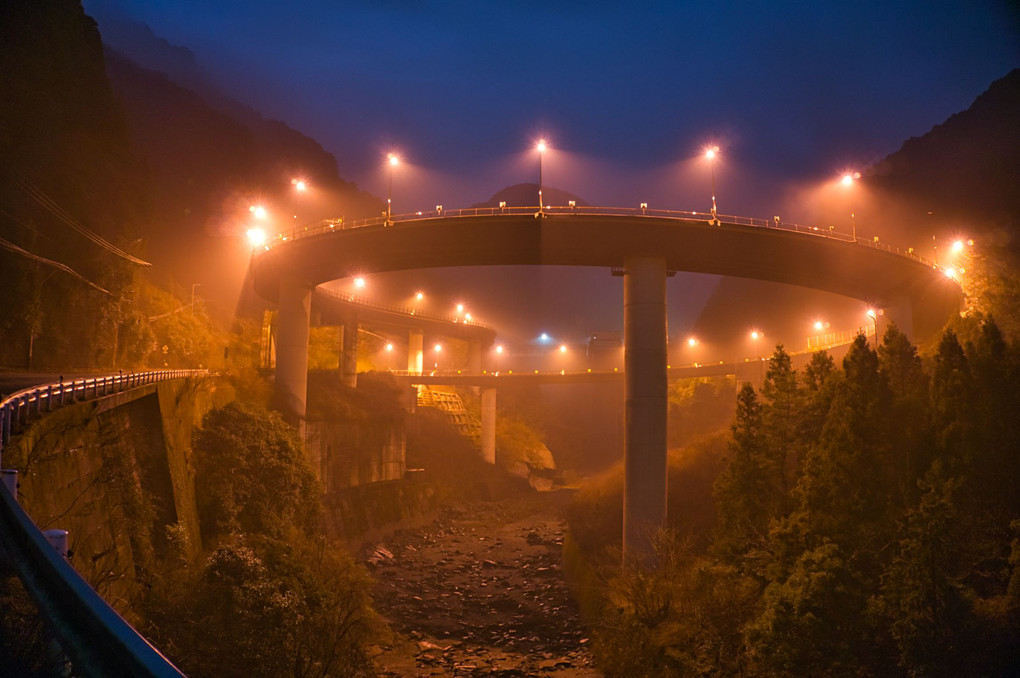 霧雨のループ橋