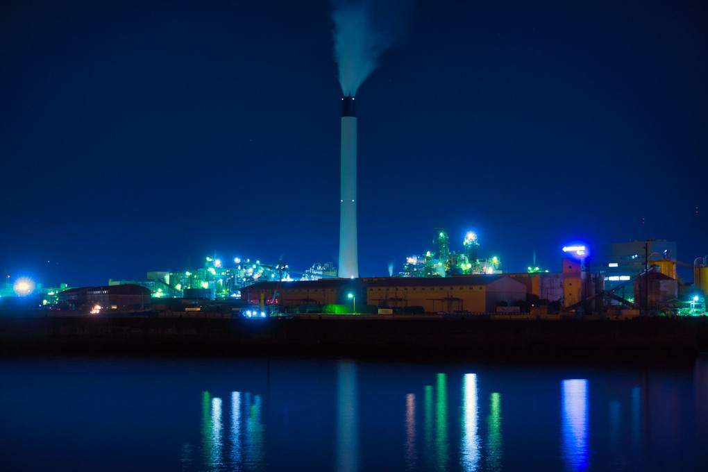 工場夜景　白い巨塔