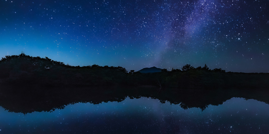 静かな湖の星空