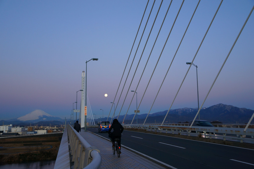 ご安全に　湘南銀河大橋の早朝風景