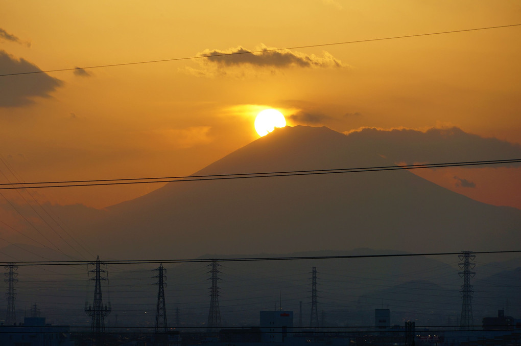 高層住宅の朝陽・夕陽　春のダイヤモンド富士