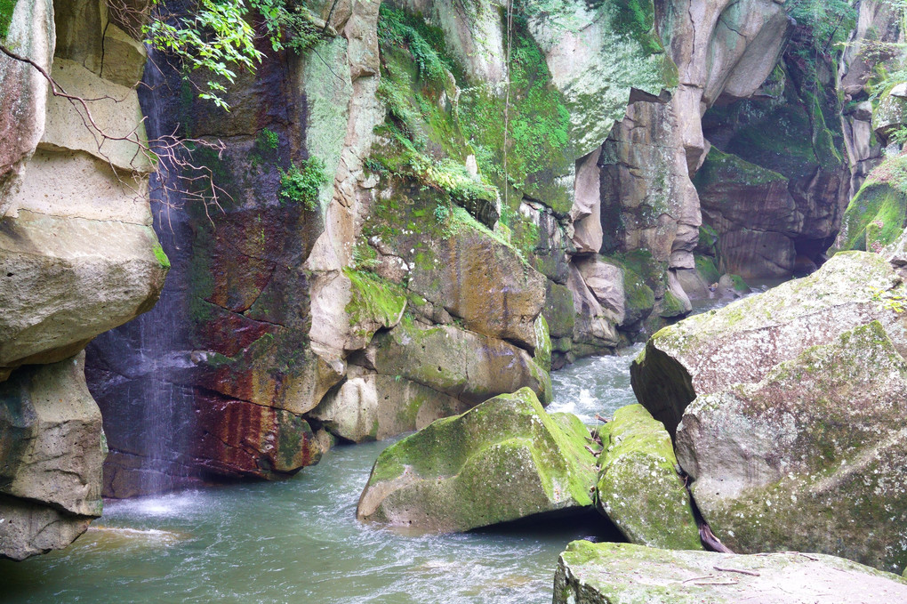 磊々峡の流れと滝と岩