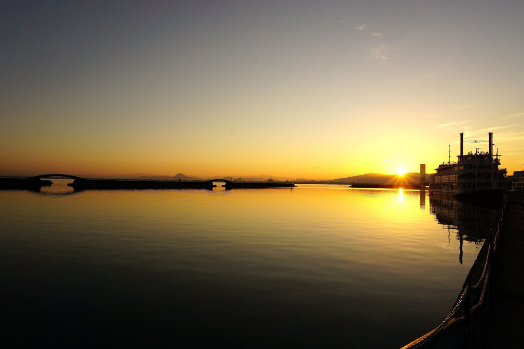 「琵琶湖大津港の日の出」