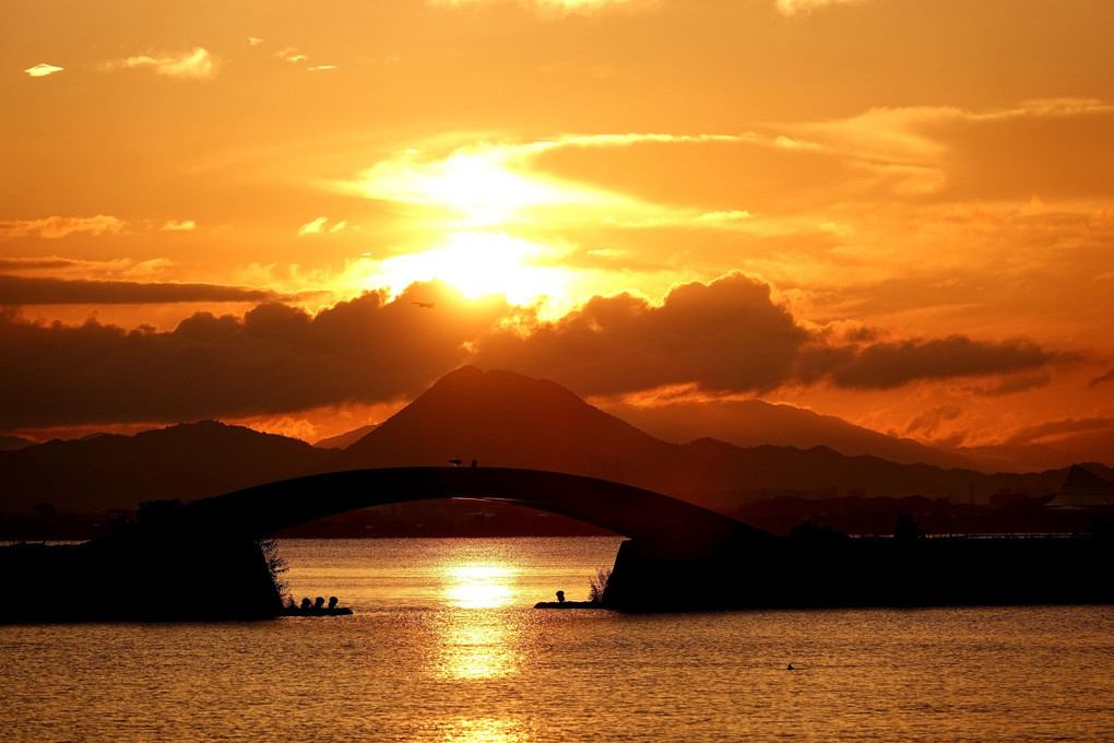 「近江富士上空の朝陽」