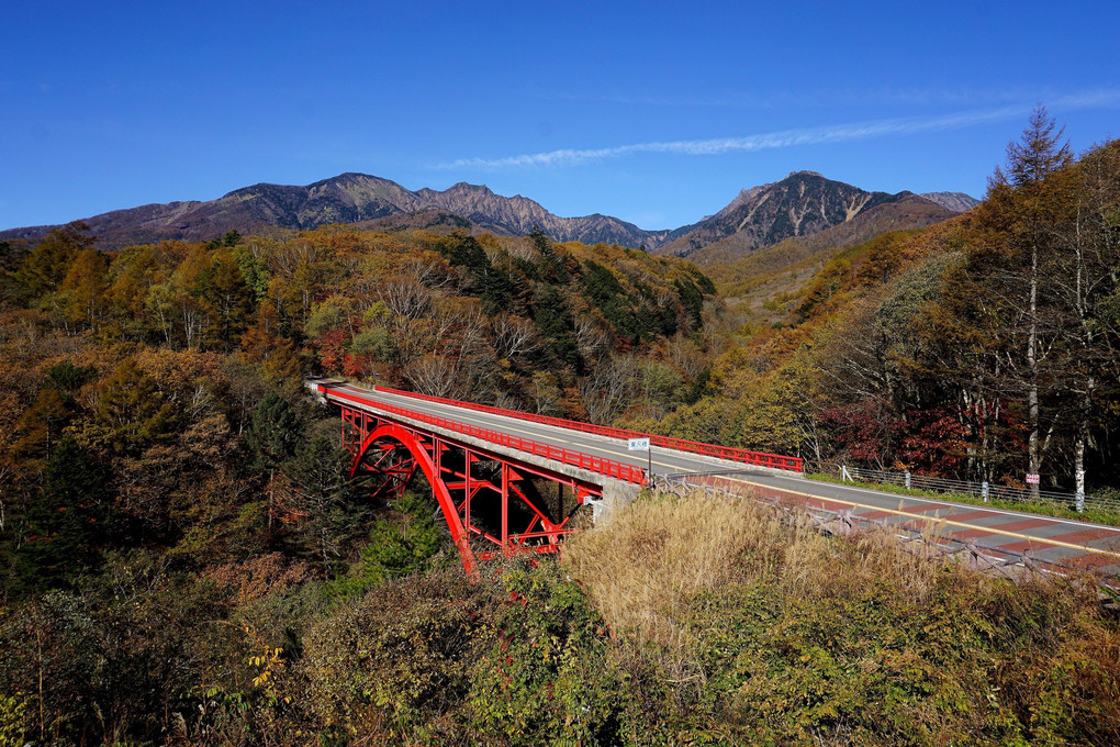 「紅葉の八ヶ岳と赤橋」