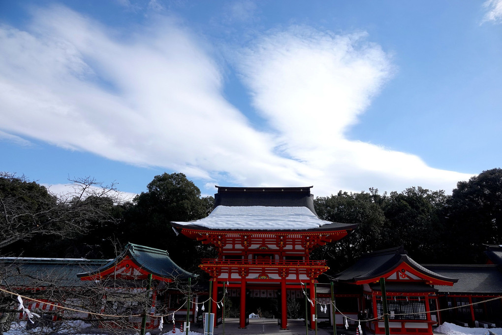 「冠雪の近江神宮楼門」