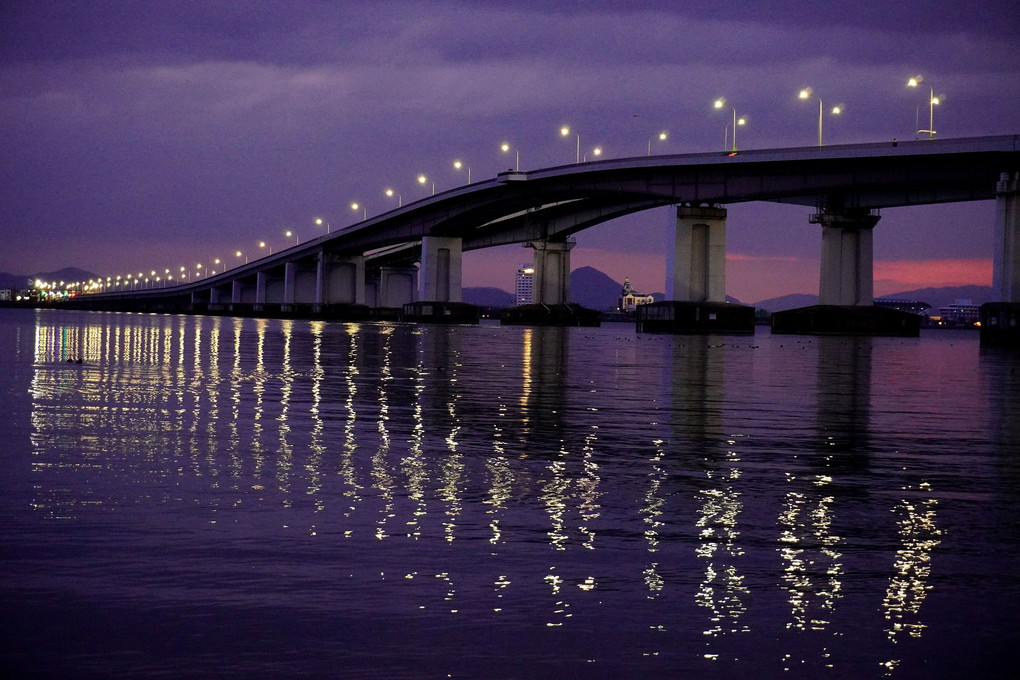 「びわ湖大橋の夜明け前」