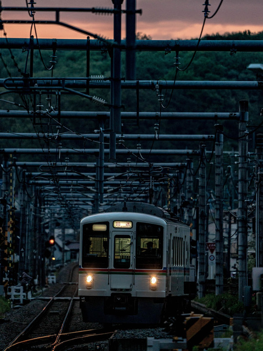 夕暮れの回送列車