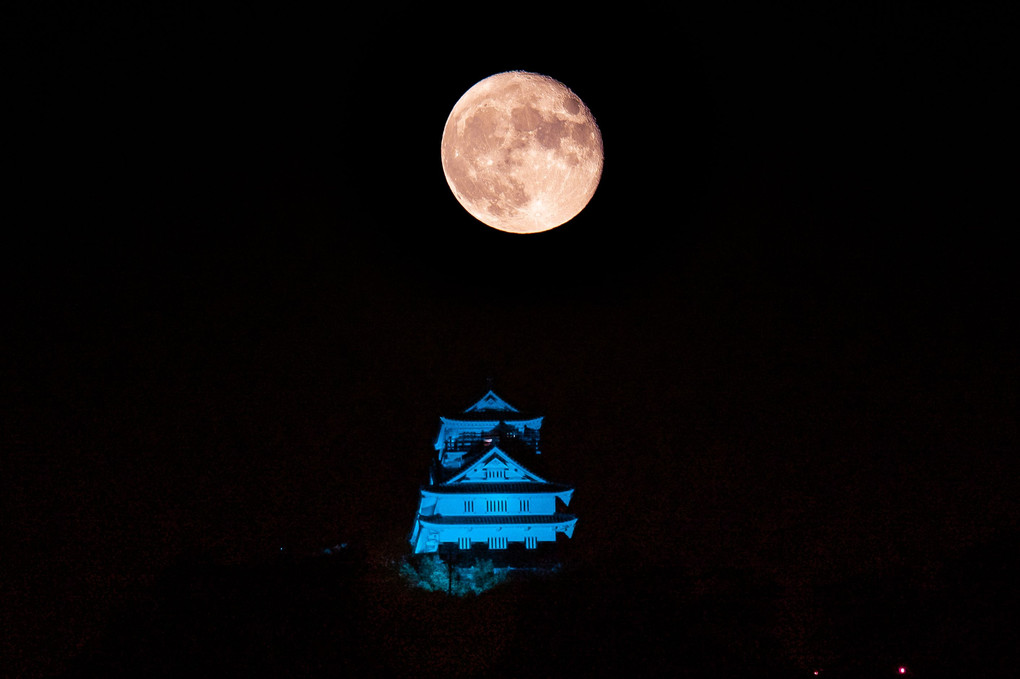 ブルーの岐阜城と月