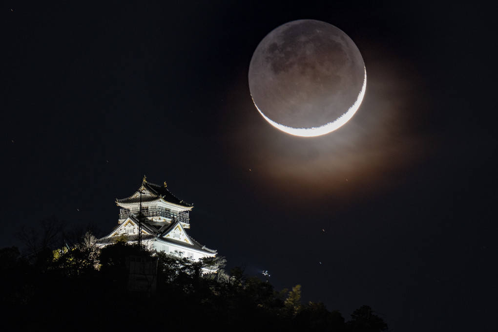 下弦の月と岐阜城