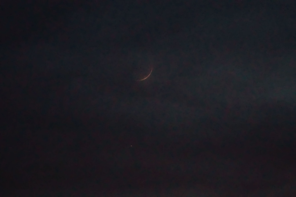 雲間から見えた月と金星