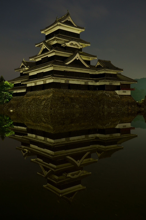 静かな夜の松本城