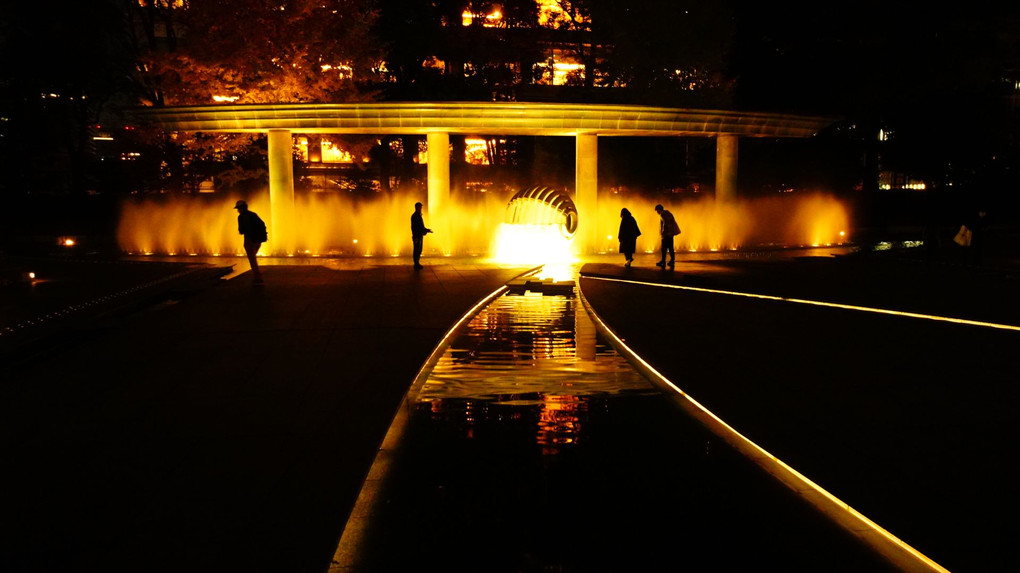 夕暮れの和田倉噴水を撮る